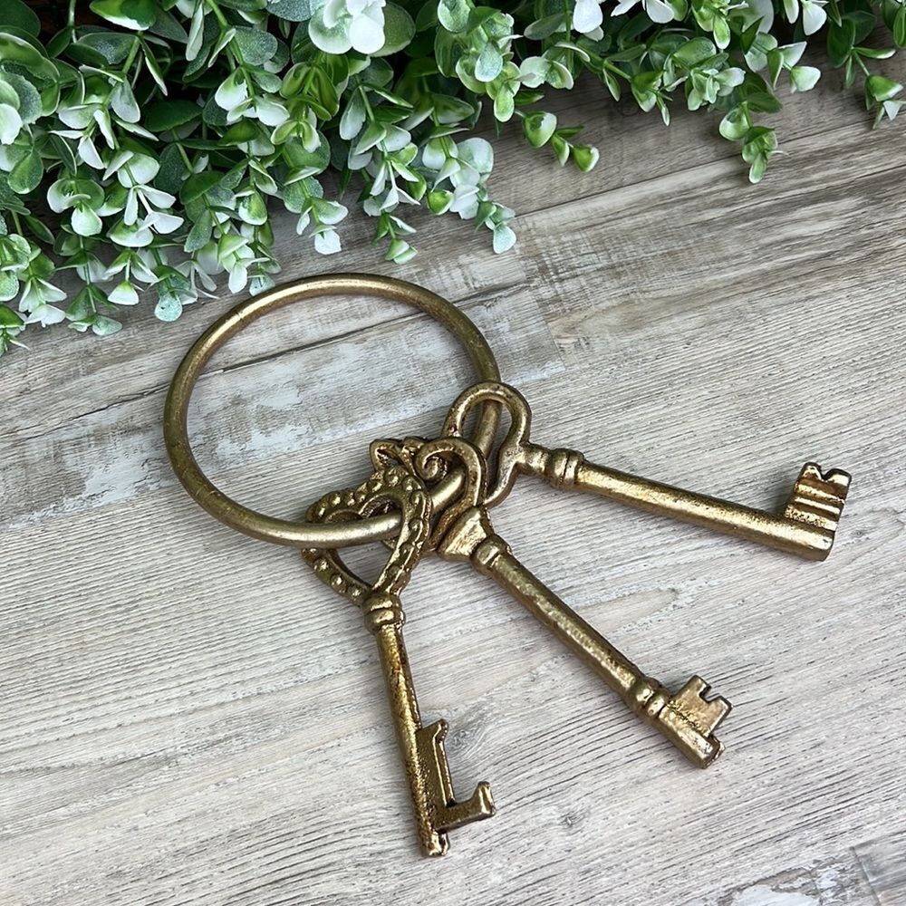 Gold Antique Vintage Style 9” Metal Skeleton Key Ring Secret Garden Decor
